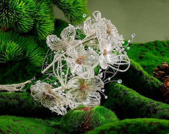 Diadema de begonia dorada: pieza de arte floral de lujo tejida a mano con cristales.