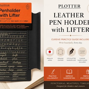 Peut inclure: Un porte-stylo en cuir noir avec un élévateur, présentant un guide d'entraînement à l'écriture cursive imprimé sur la surface. Le produit comprend une carte d'en-tête orange étiquetée PLOTTER Penholder with Lifter No 011 Narrow Size.