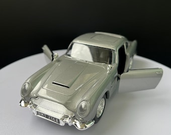 Custom 1:24 Aston Martin DB5 Diecast Model – Personalized License Plate Miniature Car