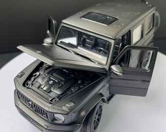 Miniatura personalizada do Mercedes-Benz AMG G63 em escala 1:24 com placa personalizada.