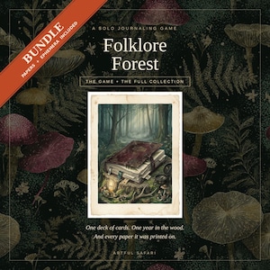 Op de afbeelding: Folklore Forest solo journaling game bundel met een donkergroene achtergrond vol illustraties van paddenstoelen en varens. De centrale afbeelding toont een vintage foto van een in leer gebonden boek op een boomstronk met een kaars.