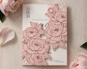 Puede incluir: Una tarjeta de invitación de boda rectangular con fondo blanco, texto en negro y dos capas troqueladas de papel rosa claro decoradas con ilustraciones florales de líneas en rosa oscuro de peonías. El texto incluye la fecha 25 08 30.