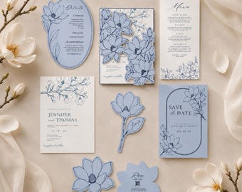 Puede incluir: Un conjunto de papelería de boda con tarjetas de papel azul claro y blanco con dibujos de líneas azul oscuro de flores de magnolia. La colección incluye una invitación rectangular, un menú, una tarjeta de save the date, una tarjeta de detalles y recortes.