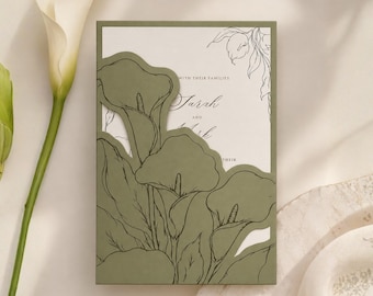 Puede incluir: Una tarjeta de invitación de boda rectangular con una funda de papel verde oliva troquelada que presenta una ilustración detallada de calas. La tarjeta blanca interior muestra un elegante texto en cursiva con los nombres Sarah y Mark.
