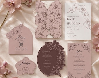Puede incluir: Un juego de papelería de boda en papel rosa empolvado y malva oscuro con dibujos de orquídeas. Incluye una invitación de solapas, una invitación rectangular con el texto Kate and Hudson, una tarjeta RSVP arqueada con código QR y un menú.