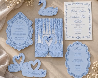 Puede incluir: Un conjunto de papelería de boda con ilustraciones de cisnes en azul claro y blanco. La colección incluye una invitación rectangular, una tarjeta de detalles troquelada, un menú y dos tarjetas con forma de cisne, decoradas con bordes de volutas azules.