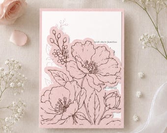 Puede incluir: Una tarjeta de invitación rectangular con una superposición troquelada de color rosa pálido con dibujos de líneas en marrón oscuro de flores y capullos. La superposición se asienta sobre una base blanca con texto, enmarcada por un borde rosa.