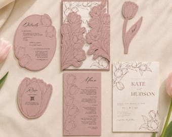 Puede incluir: Un juego de papelería de boda en cartulina rosa empolvado con dibujos lineales de tulipanes. El set incluye una invitación rectangular, un menú, una tarjeta de detalles ovalada, una tarjeta RSVP con forma de tulipán y una etiqueta.