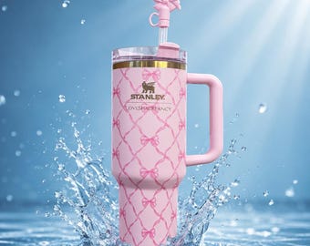 Vaso Stanley LoveShackFancy Style de 40 oz, color rosa bebé con lazo, borde dorado, diseño de cinta Balletcore.