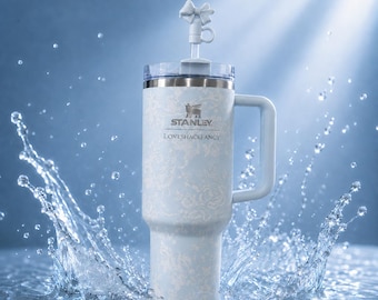 Vaso térmico Stanley LoveShackFancy de 40 oz, diseño floral azul alpino, con adorno de pajita con lazo coqueto.