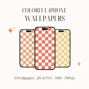 Puede incluir: Tres teléfonos inteligentes muestran patrones de cuadros coloridos en tonos melocotón, rojo y amarillo. El texto dice COLORFUL IPHONE WALLPAPERS, 10 Wallpapers | JPG & PNG | 1800 x 3900 px. Dos pequeñas estrellas de cuatro puntas flanquean los teléfonos.