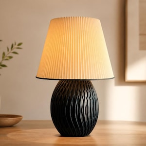 Lámpara de mesa escultural plisada, base impresa en 3D de color verde oscuro, luz acogedora para la mesita de noche.
