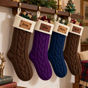 Puede incluir: Cuatro calcetines navideños de punto trenzado en marrón, morado, azul y marrón, cada uno con un puño blanco acanalado y una etiqueta de cuero personalizada con los nombres Henry, Clara, Mason y Noah, decorados con pequeños regalos y ramas.