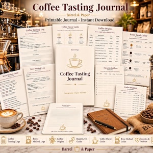 Op de afbeelding: Een verzameling printbare Coffee Tasting Journal-pagina's van Barrel & Paper, met logboeken voor zetmethoden, smaakgidsen, roast levels en herkomst, samen met een bruin notitieboek, een pen en verspreide koffiebonen op een oppervlak.