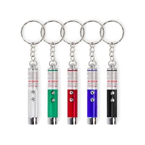 Può includere: Cinque portachiavi con puntatore laser in argento, verde, rosso, blu e nero. Ogni portachiavi ha un anello e una catena argentati, con testo stampato sul corpo. I puntatori laser hanno una forma cilindrica con un pulsante e un'apertura laser.