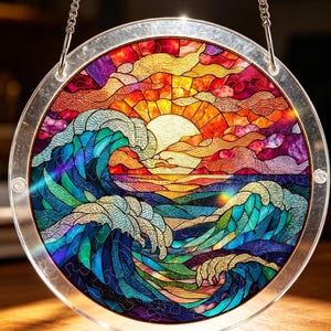 Può includere: Opera d'arte rotonda in vetro colorato raffigurante un tramonto sulle onde dell'oceano. L'opera presenta colori vivaci tra cui rosso, arancione, giallo, blu e verde. Una catena d'argento è attaccata per appenderla. Il diametro è di circa 20 cm.