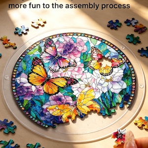 Op de afbeelding: Een ronde legpuzzel met een vlinder- en bloemmotief. De puzzel toont vlinders in geel, oranje, paars en blauw. De tekst "Irregular-shaped pieces add more fun to the assembly process" is zichtbaar. De puzzelstukjes zijn onregelmatig van vorm.