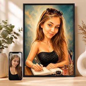 Può includere: Un ritratto incorniciato di una persona con lunghi capelli castani, occhiali da sole sulla testa e un top nero senza spalline, che scrive su un quaderno aperto con una penna. Uno smartphone mostra il ritratto e un flacone di profumo.