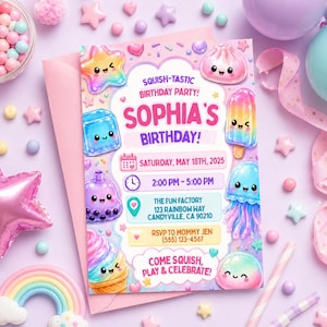 Pu&ograve; includere: Un invito di compleanno rettangolare con illustrazioni colorate in stile kawaii di una stella, cubetto di ghiaccio, t&egrave; boba, gelato, raviolo, ghiacciolo, medusa e mochi. Il testo recita SQUISH-TASTIC BIRTHDAY PARTY! SOPHIA'S BIRTHDAY!
