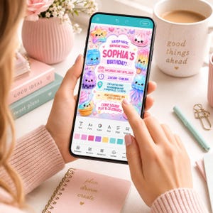 Pu&ograve; includere: Uno schermo di smartphone che mostra un modello di invito di compleanno digitale con colori pastello e simpatici personaggi dei cartoni animati. Il testo recita: SQUISH-TASTIC BIRTHDAY PARTY! SOPHIA'S BIRTHDAY! SATURDAY, MAY 18TH, 2025, 2:00 PM - 5:00 PM, THE FUN FACTORY, 123 RAINBOW WAY, CANDYVILLE, CA 90210, RSVP TO MOMMY JEN (555) 123-4567, COME SQUISH, PLAY & CELEBRATE!
