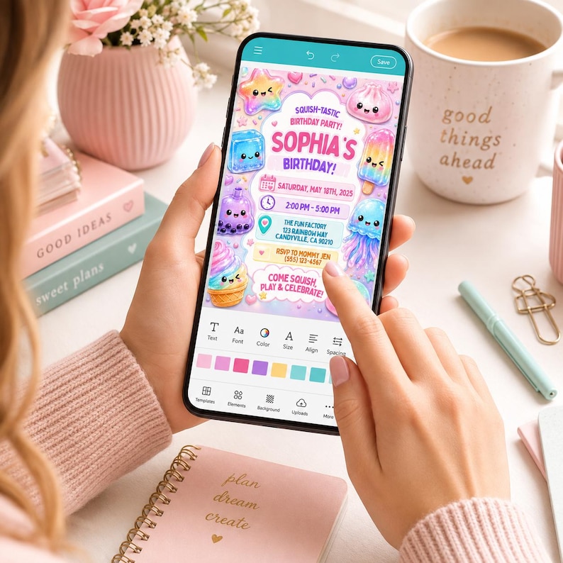 Pu&ograve; includere: Uno schermo di smartphone che mostra un modello di invito di compleanno digitale con colori pastello e simpatici personaggi dei cartoni animati. Il testo recita: SQUISH-TASTIC BIRTHDAY PARTY! SOPHIA'S BIRTHDAY! SATURDAY, MAY 18TH, 2025, 2:00 PM - 5:00 PM, THE FUN FACTORY, 123 RAINBOW WAY, CANDYVILLE, CA 90210, RSVP TO MOMMY JEN (555) 123-4567, COME SQUISH, PLAY & CELEBRATE!