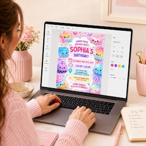 Pu&ograve; includere: Uno schermo di un portatile mostra un modello di invito digitale per compleanno con grafiche colorate in stile kawaii, tra cui una stella, un cubetto di ghiaccio, un t&egrave; boba e un ghiacciolo. Il testo recita: SQUISH-TASTIC BIRTHDAY PARTY! SOPHIA'S BIRTHDAY!