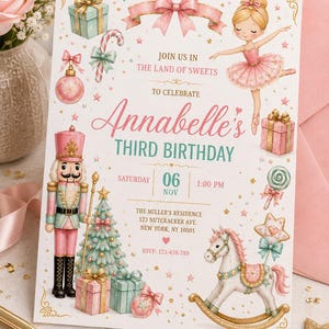 Könnte beinhalten: Eine Geburtstagseinladungskarte mit einer Ballerina, einem Nussknacker, einem Schaukelpferd, Geschenken und einem Weihnachtsbaum. Der Text lautet: JOIN US IN THE LAND OF SWEETS TO CELEBRATE Annabelle's THIRD BIRTHDAY SATURDAY 06 NOV 1:00 PM THE MILLER'S RESIDENCE 123 NUTCRACKER AVE. NEW YORK, NY 10001 RSVP: 123-456-789.