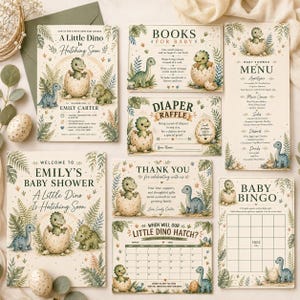 Può includere: Un set di cancelleria per baby shower con illustrazioni di dinosauri, che include invito, richiesta di libri, lotteria dei pannolini, menu, biglietto di ringraziamento, gioco di indovinelli e bingo, decorato con fogliame e uova.