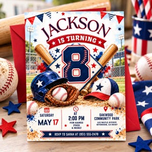 Puede incluir: Una tarjeta de invitación de cumpleaños con temática de béisbol con el texto Jackson Is Turning 8, ilustrada con un casco azul, un guante de cuero marrón, una pelota, una gorra y dos bates de madera en un campo, con detalles para el 17 de mayo.
