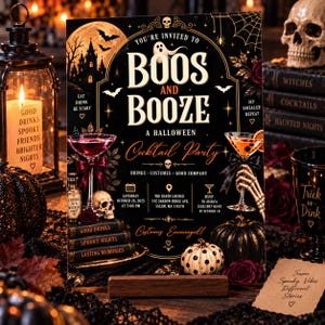 Pode incluir: Uma placa retangular de convite para festa de Halloween com o texto 'YOU'RE INVITED TO BOOS AND BOOZE A HALLOWEEN COCKTAIL PARTY'. O fundo preto inclui ilustrações de um castelo assombrado, caveiras, abóboras, coquetéis e morcegos.