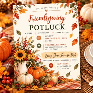Op de afbeelding: Een uitnodigingskaart voor een Friendsgiving-potluck met herfstbladeren, pompoenen en een zonnebloemboeket. De tekst luidt: You're invited to a Friendsgiving Potluck, Gather Give Thanks Share a Feast, Saturday November 21, 2026, 5:30 PM, The Miller Home, 284 Willow Creek Lane, Austin, Texas, Bring Your Favorite Dish, Appetizers Sides Desserts Drinks, RSVP to Emma by November 14, (512) 555-0186.