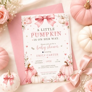 Pode incluir: Um convite retangular para chá de bebê com um laço rosa, abóboras em aquarela e detalhes florais. O texto diz: A LITTLE PUMPKIN IS ON HER WAY. Please join us for a baby shower honoring EMILY CARTER, SATURDAY SEPTEMBER 19TH.