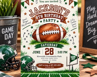 Può includere: Un biglietto d'invito rettangolare per una festa di compleanno con un pallone da football americano, erba verde e un palo della porta. Il testo recita: You are invited Jackson's 8th Birthday Party, Saturday June 28 3:00 PM, Riverside Community Park.