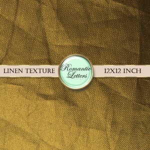 Peut inclure: Un fond en tissu de lin dor&eacute; de 30,5 x 30,5 cm avec un cercle au centre qui dit "Romantic Letters" en lettres vertes.