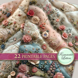 K&ouml;nnte beinhalten: 22 druckbare Seiten mit Vintage-Stickmustern mit Blumenmotiven. Die Designs zeigen zarte Blumen, Bl&auml;tter und Perlen in Rosa-, Blau- und Gr&uuml;nt&ouml;nen. Der Text "Romantic Letters" ist in der rechten unteren Ecke sichtbar.