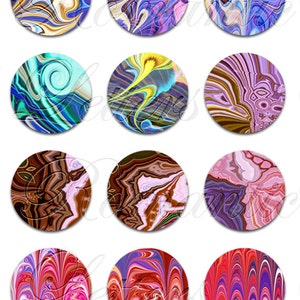K&ouml;nnte beinhalten: Zw&ouml;lf runde, farbenfrohe, abstrakte Designs mit wirbelnden Mustern. Die Designs sind in Blaut&ouml;nen, Lila, Gelb, Braun, Rosa und Rot.