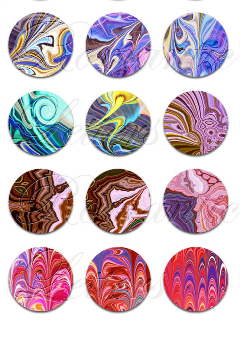 K&ouml;nnte beinhalten: Zw&ouml;lf runde, farbenfrohe, abstrakte Designs mit wirbelnden Mustern. Die Designs sind in Blaut&ouml;nen, Lila, Gelb, Braun, Rosa und Rot.