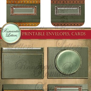 Op de afbeelding: Printbare enveloppen en kaarten met een steampunk-ontwerp. De enveloppen zijn groen met bruine leren afwerking en hebben een rond venster en een rechthoekig venster. De kaarten zijn groen met een rond venster.