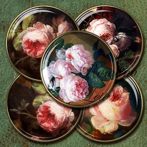 Peut inclure: Cinq sous-verres ronds à bordure dorée avec un motif floral vintage. Chaque sous-verre présente un arrangement différent de roses roses et de feuilles vertes sur un fond brun foncé.
