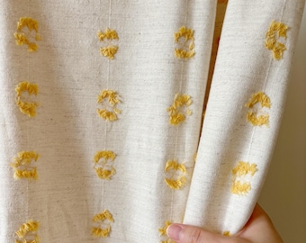 Gele gordijnen met bloemenprint, crèmekleurige gordijnen met linnenlook, getufte raamgordijnen met textuur, gordijnen in cottagecore-stijl, vintage raamdecoratie in boerderijstijl