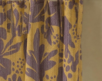 Mosterdgele gordijnen met bloemenprint, paarse botanische raamgordijnen, retro boho gordijnen, gordijnen met linnenlook in mid-century stijl, vintage woondecoratie