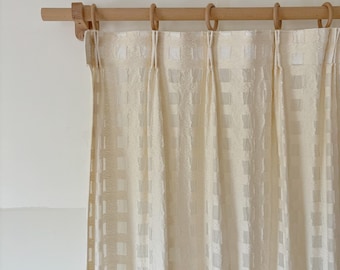 Geruite linnen gordijnen, doorzichtige gordijnen met structuurraster, moderne neutrale raampanelen, minimalistisch boerderijgordijn, filtering van zacht licht,