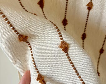 Boho geborduurd gordijn, crèmekleurige gordijnen met roestbruine strepen, neutraal landelijk raamgordijn, boho cottage decoratie