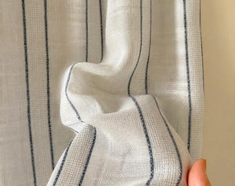 Gordijnen met marineblauwe strepen in linnenlook, gebroken witte gordijnen in landelijke stijl, raamgordijnen met kuststrepen, raamdecoratie in Franse landelijke cottage-stijl