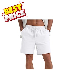 Op de afbeelding: Witte shorts met trekkoord en zakken. De shorts hebben een relaxte pasvorm en een tailleband met trekkoord. De afbeelding bevat ook de tekst "BEST PRICE" in een rood en geel banner.