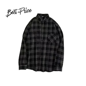 Peut inclure: Une chemise à manches longues boutonnée avec un motif à carreaux noir et gris, une poche poitrine unique et un col classique. Le texte "Best Price" est imprimé en écriture noire dans le coin supérieur gauche de l'image.