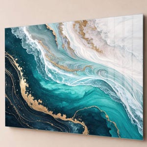 Puede incluir: Una pieza de arte mural rectangular que presenta un diseño fluido abstracto con patrones arremolinados de azul marino profundo, verde azulado vibrante y blanco, acentuados por vetas doradas metálicas que fluyen por la superficie.