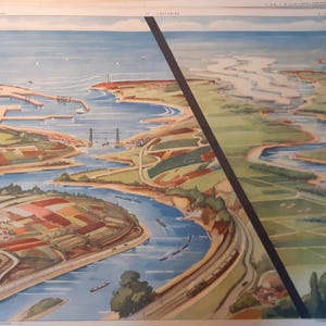 Può includere: Un poster educativo vintage intitolato L'ESTUAIRE che raffigura un paesaggio costiero con un fiume che sfocia nel mare, un porto con navi, un ponte e campi agricoli circostanti in tonalità di blu, verde e marrone.