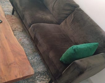 Trzyosobowa sofa z aksamitu w kolorze czekoladowego brązu – styl skandynawski z połowy XX wieku – czarne drewniane nogi – stan bardzo dobry
