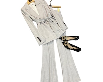 Conjunto feminino elegante para o escritório, composto por blazer com cinto e calça.